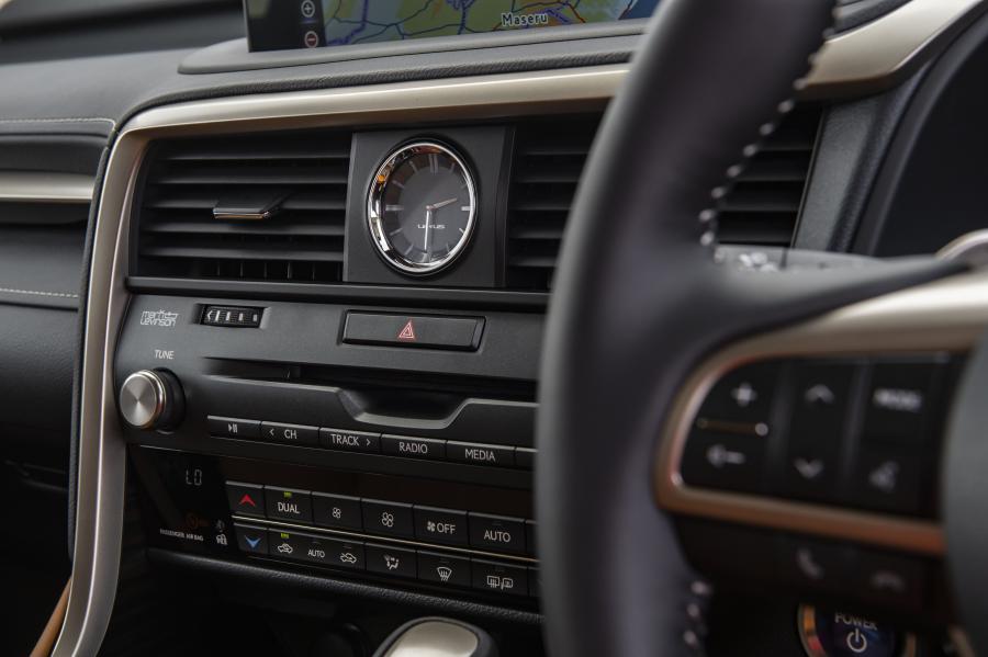 Детали интерьера Lexus RX450h 2019 года  (ZA) (фото 5 из 18)